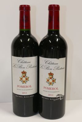 deux bouteilles de vin rouge posées l'une à côté de l'autre sur une table