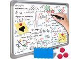 une personne qui écrit sur un tableau blanc avec un marqueur
