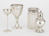 plusieurs objets en argent, notamment une coupe en argent, une tasse en argent et un ensemble sel et poivre en argent