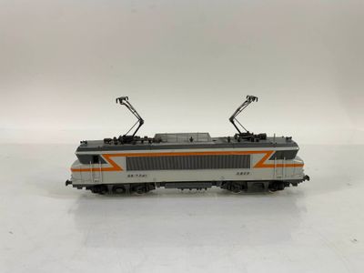 une image représentant un petit train sur un fond blanc