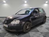 la photo d'une voiture noire garée sur un sol en damier