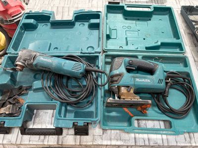 une boîte bleue contenant des outils, posée sur une table
