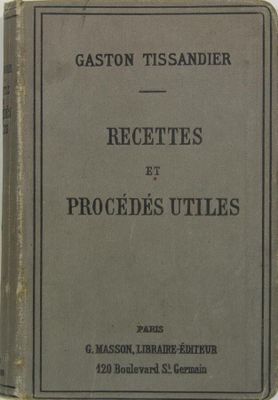 un vieux livre dont la couverture est en noir et blanc