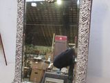 un miroir posé sur une table dans une pièce