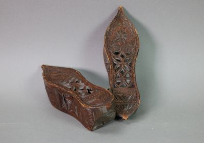 deux morceaux de bois posés sur une table