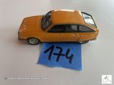 une petite voiture posée sur une feuille de papier bleue