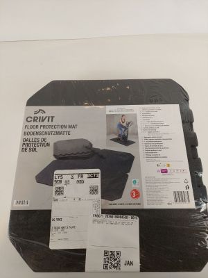 un paquet de vêtements posé sur une table