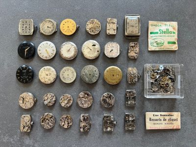 de nombreux types de montres et de pièces de montres sur la table