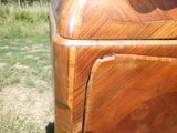 un gros plan sur une armoire en bois posée dans l'herbe