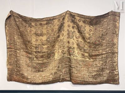 un tissu doré accroché au mur d'une pièce