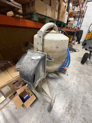 une machine posée sur le sol dans un entrepôt