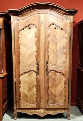 une armoire en bois dans une pièce aux murs rouges