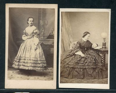 deux photographies en noir et blanc représentant une femme en robe et une femme en robe