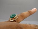 gros plan de la main d'une personne portant une bague
