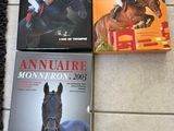 trois livres posés sur un sol carrelé, avec un cheval et son cavalier