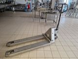 une photo d'un cariste dans une usine