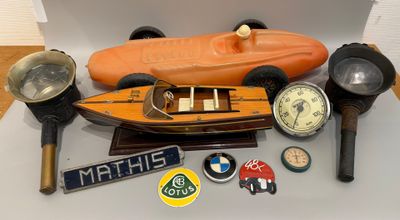 un petit bateau miniature et d'autres objets posés sur une table