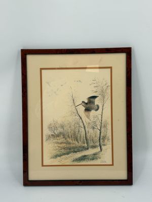 tableau représentant un oiseau volant au-dessus d'un arbre, dans un cadre en bois