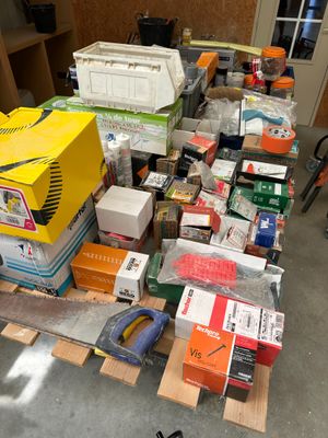 une pile de cartons et d'autres objets posés sur une palette
