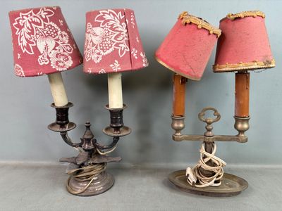 trois lampes posées sur une table, avec un abat-jour rose