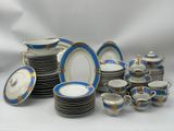 une image représentant un ensemble d'assiettes et de tasses bleues et blanches