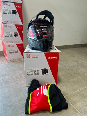 un casque posé sur une boîte posée par terre