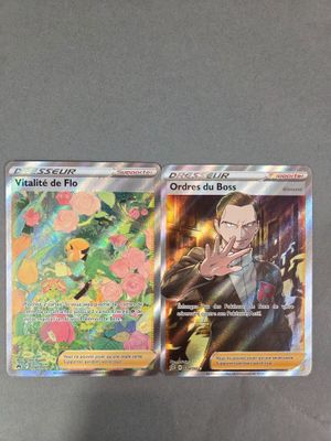 Deux cartes Pokémon sont posées l'une à côté de l'autre sur une table