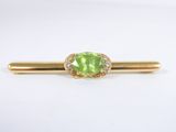 une pince à cravate en tourmaline verte et diamants