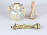 deux vases placés l'un à côté de l'autre