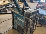 une photo d'une boîte à outils posée par terre