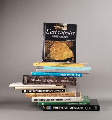 plusieurs livres empilés sur une table