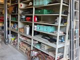 un garage rempli d'étagères et d'outils