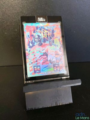une photo d'un jeu vidéo exposé sur une table