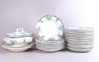 de nombreuses assiettes et bols empilés les uns sur les autres