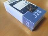 une boîte posée sur une table, dans laquelle se trouve une montre