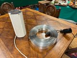 une photo d'une table sur laquelle est posé un tube métallique