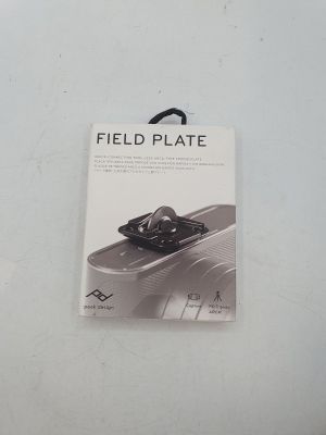 une photo en noir et blanc d'une assiette de campagne posée sur une table