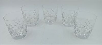 quatre verres sont disposés en cercle sur une surface blanche