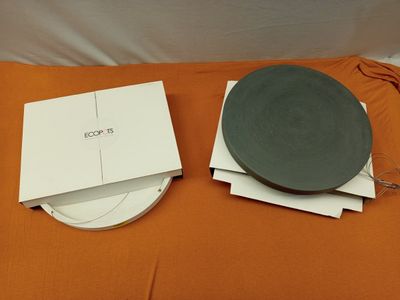 deux assiettes posées sur une table sur laquelle se trouve une boîte