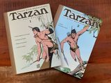 deux livres posés sur une table au plateau en bois