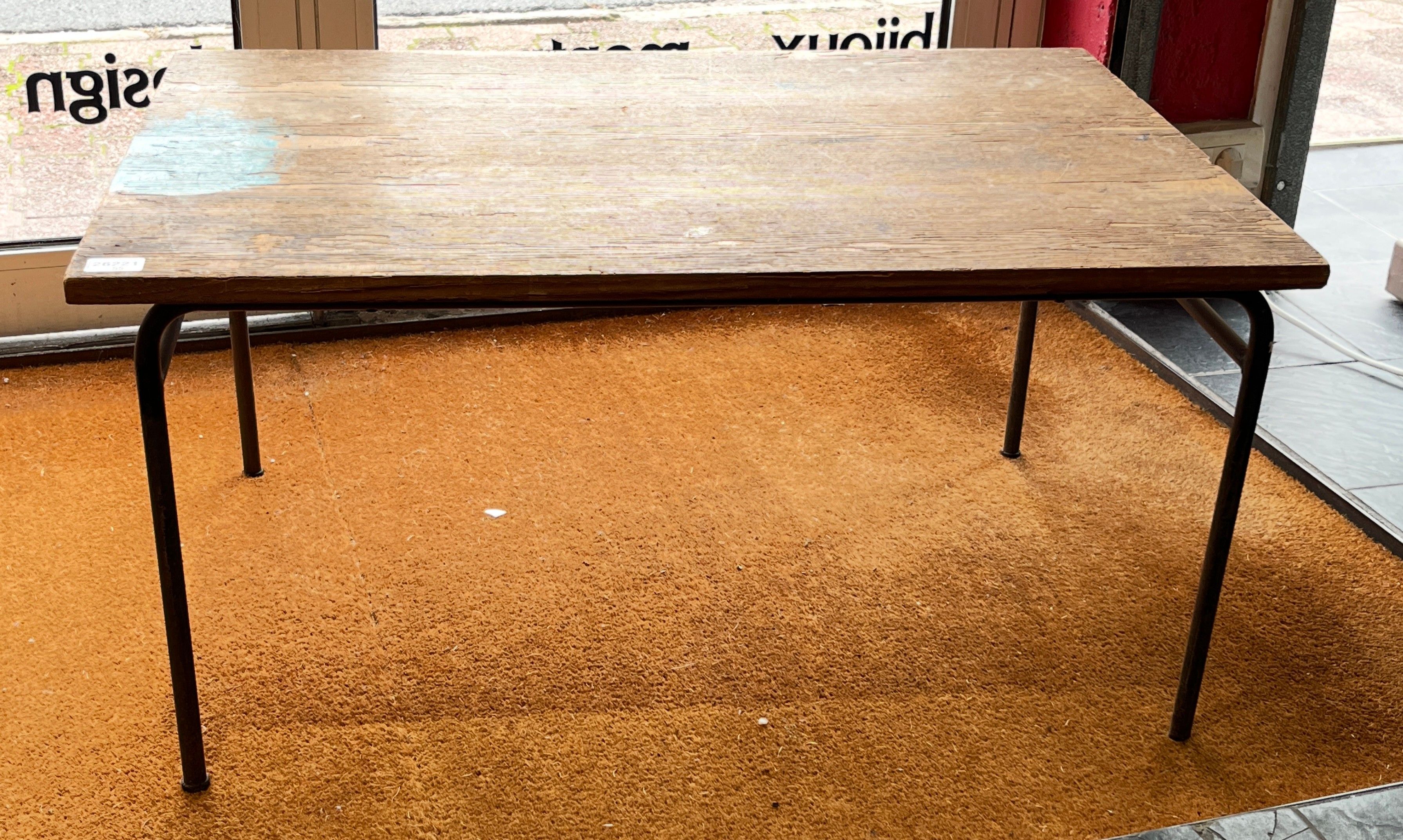 Table basse à piétement tubulaire en métal laqué noir.