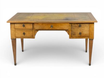 Bureau plat en placage d’acajou double face, ouvrant par cin…