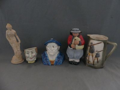 cinq figurines en céramique représentant des personnes assises côte à côte