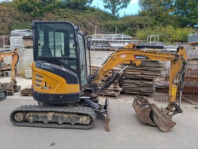 une petite excavatrice garée sur un terrain