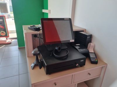 un ordinateur de bureau posé sur un pupitre en bois