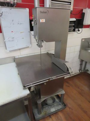une machine qui se trouve au milieu d'une cuisine