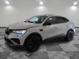 Un SUV blanc est garé dans une pièce au sol carrelé en damier.
