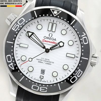 une photo d'une montre avec un cadran blanc et un bracelet en caoutchouc noir