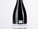 une bouteille de vin posée sur une table