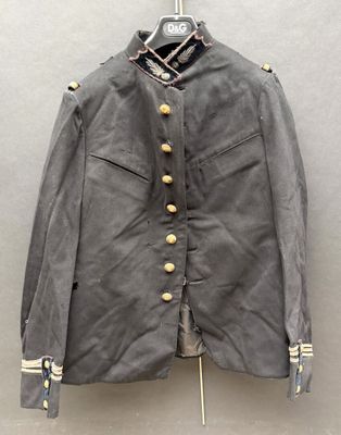 une photo d'un uniforme militaire sur un cintre